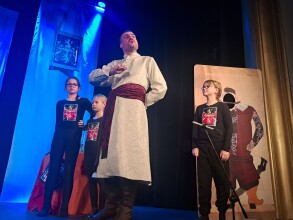 aktorzy w historycznych strojach