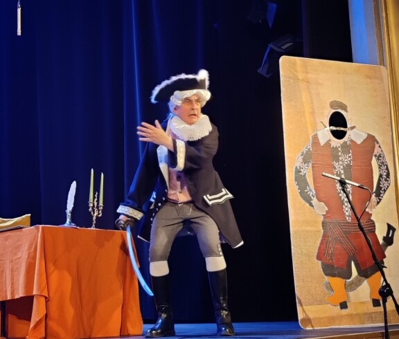 senior w historycznym stroju